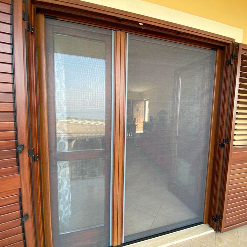 Zanzariera laterale Bettio Scenica senza guida a terra, installata a Monza